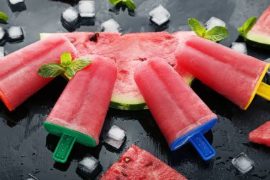 Siyah ıslak masada karpuz popsicles