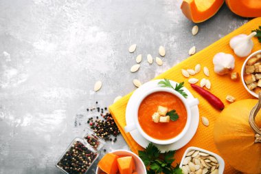 Peksimet ve ahşap masa, üstten görünüm tabağında maydanoz ile kabak çorbası