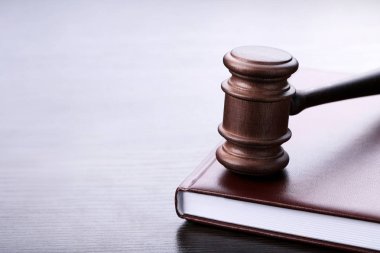 Tokmak ile ahşap masa kitap yargıç