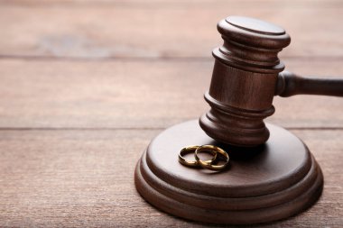 Yargıç tokmak ile alyans ahşap tablo