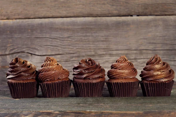 Вкусные Шоколадные Кексы Деревянном Столе — стоковое фото