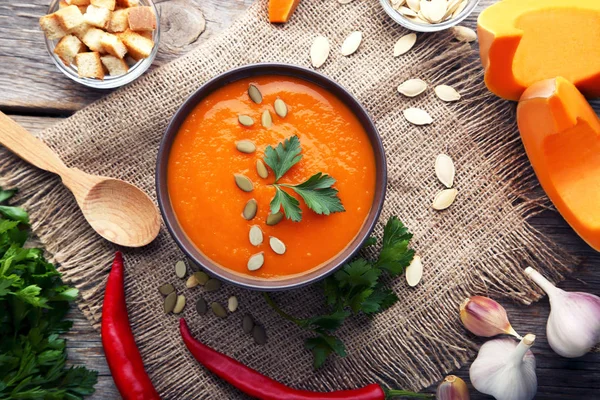 Kürbissuppe Mit Samen Und Petersilie Schüssel Auf Holztisch Draufsicht — Stockfoto