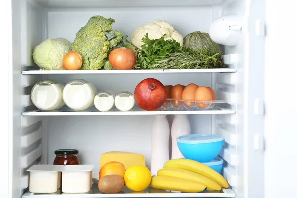 Zöldségekkel Gyümölcsökkel Teli Nyitott Hűtő — Stock Fotó