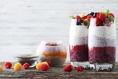 Chia pudingi çilek ahşap masa üzerinde gözlük ile