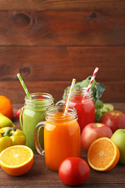 Batido Verduras Frutas Frascos Sobre Mesa Madera — Foto de Stock