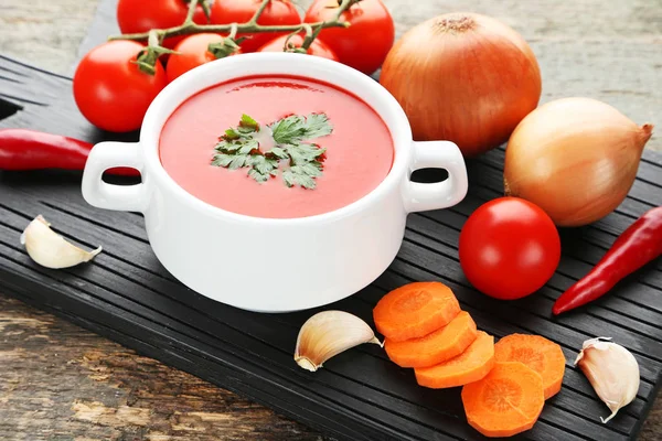 Zuppa Pomodoro Con Prezzemolo Sul Tagliere Nero — Foto Stock