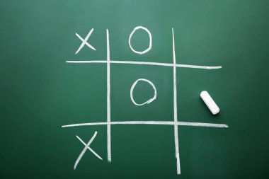 Yeşil okul tahtaya tebeşir tarafından çizilmiş tic tac toe oyunu