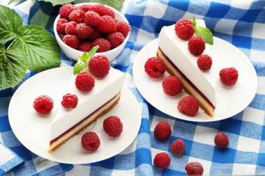 Mavi peçete üzerinde lezzetli frambuazlı cheesecake