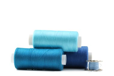 Beyaz izole mavi iş parçacığı makaralar