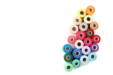 Beyaz izole renkli iplik makaralar