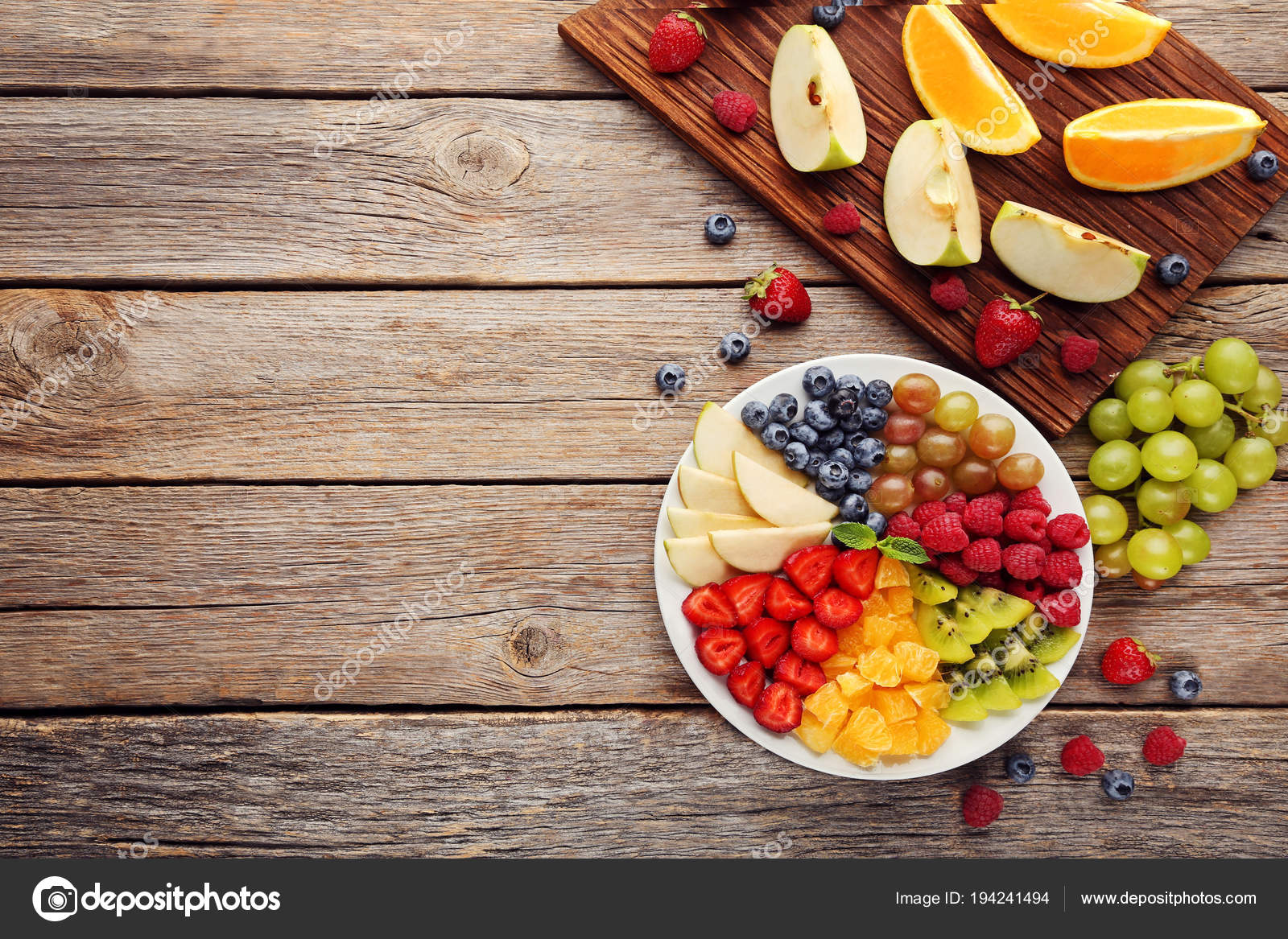 https://st3.depositphotos.com/4278641/19424/i/1600/depositphotos_194241494-stock-photo-fresh-fruits-plate-cutting-board.jpg
