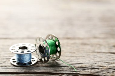 Renkli iplik biriktiricileri gri ahşap tablo