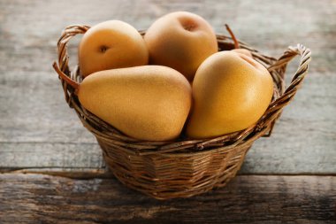 Olgun ve tatlı armut sepeti gri ahşap tablo