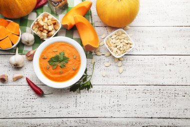 Tohum ve plaka üzerinde ahşap masa maydanoz ile kabak çorbası