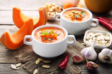 Tohum ve plaka üzerinde ahşap masa maydanoz ile kabak çorbası