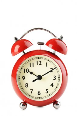 Beyaz arkaplanda kırmızı alarm saati izole edildi