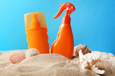 Güneş plaj kum üzerinde kabukları ile