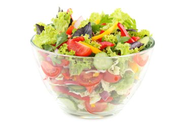 Beyaz izole cam kase sebze salatası