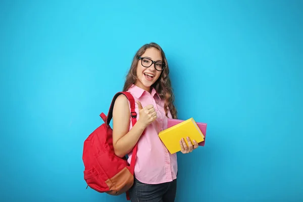 Porträt Einer Studentin Mit Rucksack Und Büchern Auf Blauem Hintergrund — Stockfoto