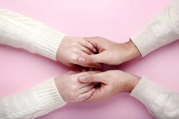 Vrouwelijke Mannelijke Handen Met Elkaar Roze Achtergrond — Stockfoto