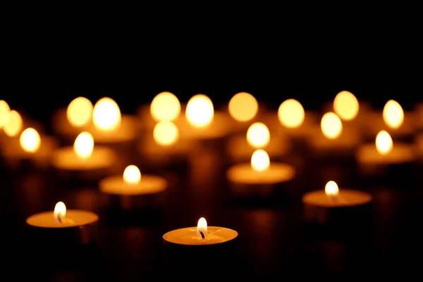 Velas Encendidas Sobre Fondo Negro — Foto de Stock