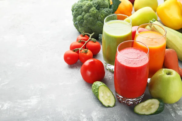 Fruit Smoothie Bril Grijs Houten Tafel — Stockfoto