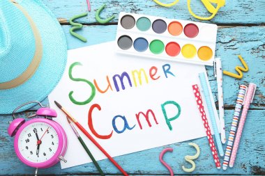 Yazıt yaz kampı çalar saat ve kalem ahşap tablo