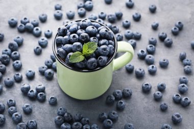 Kupa Gri ahşap masa üzerinde olgunlaşmış yaban mersini