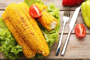 Sebze gri ahşap masa üzerinde lezzetli ızgara mısır