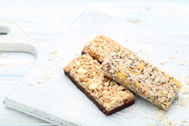 Granola barlar beyaz kesme tahtası üzerinde