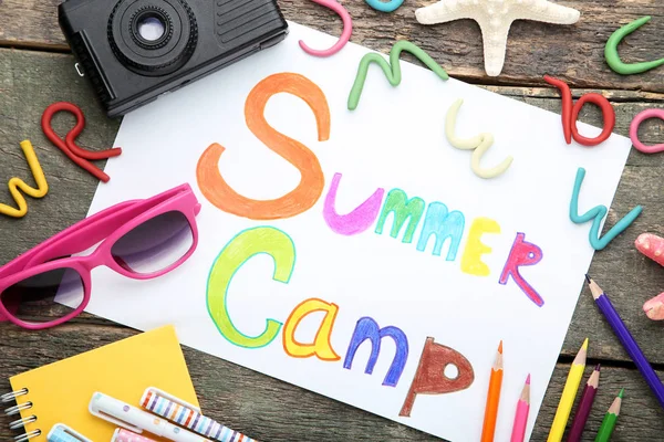 Aufschrift Sommerlager Mit Sonnenbrille Und Retro Kamera Auf Holztisch — Stockfoto
