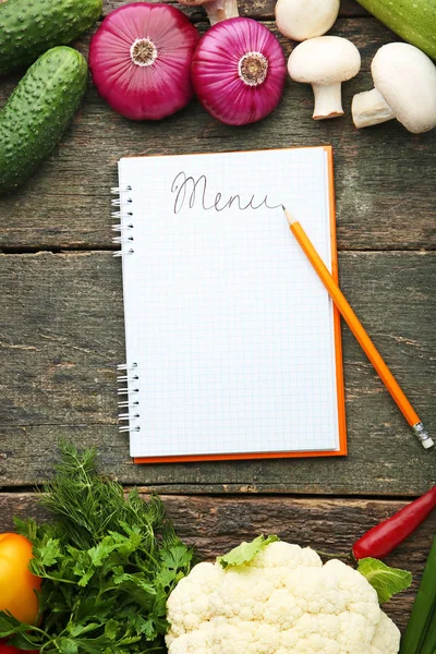 Lege Menu Boek Met Groenten Houten Tafel — Stockfoto