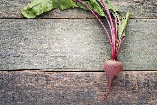 Ahşap masa üzerinde taze ve olgun pancar