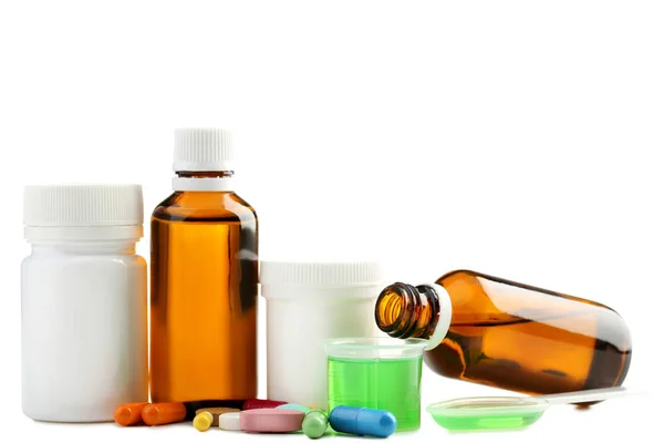 Flaschen Messbecher Mit Medizinischem Sirup Und Kapseln Auf Weißem Hintergrund — Stockfoto
