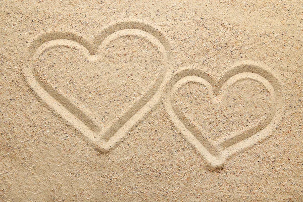 plaj kum üzerine çizilmiş kalp