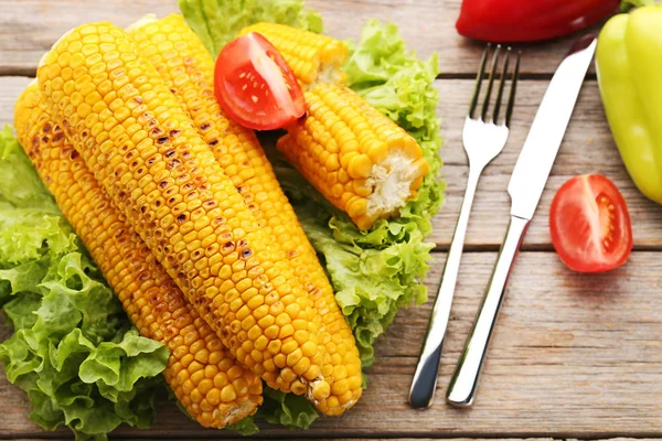 Sebze gri ahşap masa üzerinde lezzetli ızgara mısır