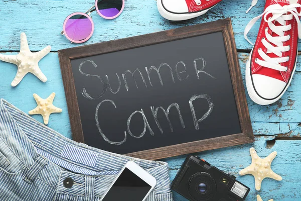 Iscrizione Summer Camp Con Smartphone Occhiali Sole Vestiti Tavolo Legno — Foto Stock