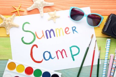 Yazıt yaz kampı güneş gözlüğü ve starfishes ahşap tablo