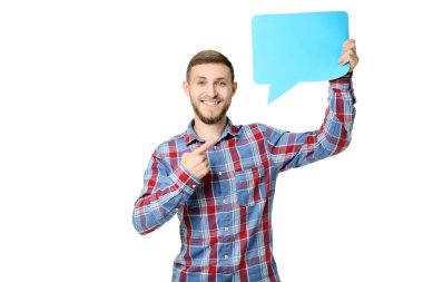 Genç adam konuşma balonu beyaz arka plan üzerinde tutan