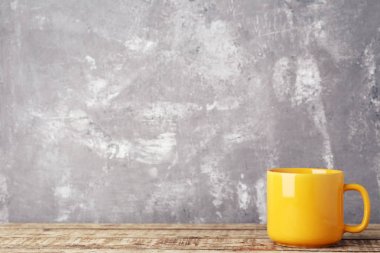 Ahşap masa üzerinde sarı Kupası