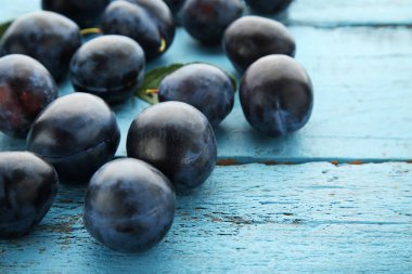 Olgun ve tatlı Erik mavi ahşap tablo