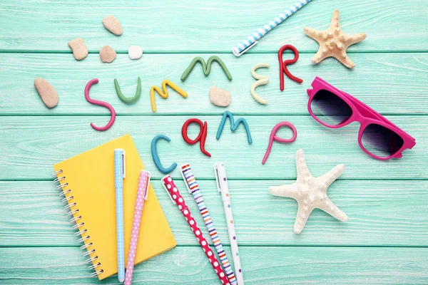 Aufschrift Sommerlager Mit Sonnenbrille Und Stiften Auf Holztisch — Stockfoto