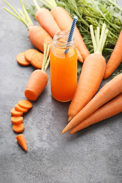Свежий Морковный Сок Бутылке Сером Деревянном Столе — стоковое фото