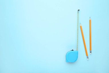 Mavi arka planda kurşun kalemli inşaat ruleti