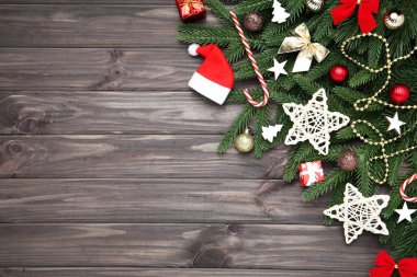 Tahta masadaki oyuncaklarla Noel ağacı dalları