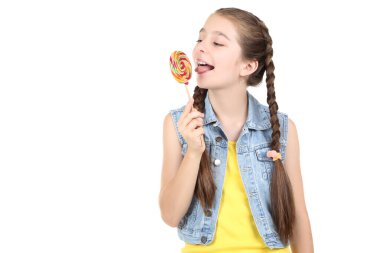 Beyaz arka plan üzerinde tatlı lolipop ile güzel genç kız