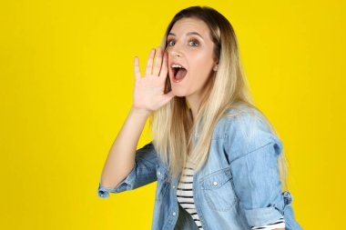 Genç kadın sarı zemin üzerine çığlığı