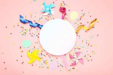 Pembe b üzerinde çeşitli parti öğeleri ile renkli düz konum