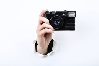 Beyaz yırtık kağıttan el kamerası.