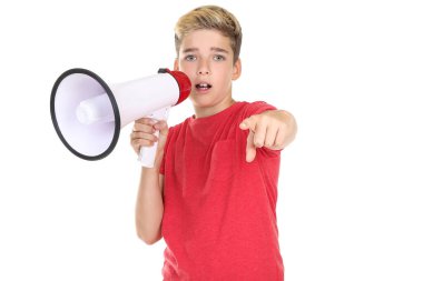 Beyaz arka plan üzerinde izole megafon ile genç çocuk